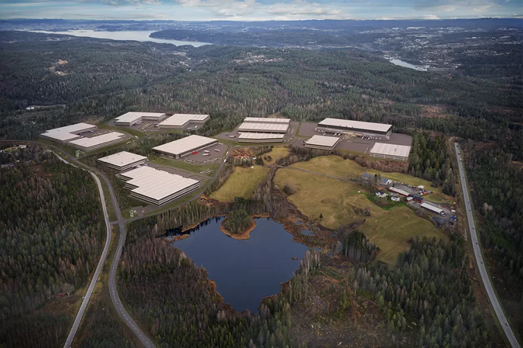 Et luftfoto av et stort industrikompleks, med en vidstrakt gård og landbruksanlegg.