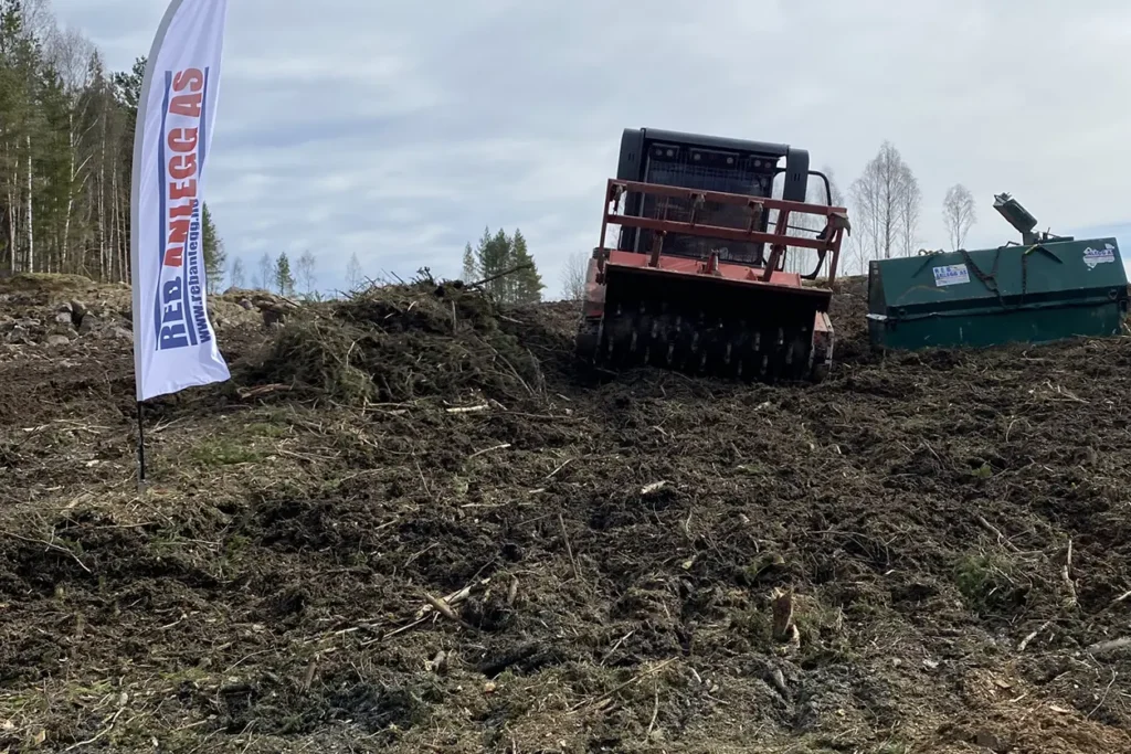 En bulldoser parkerer på en haug med skitt.